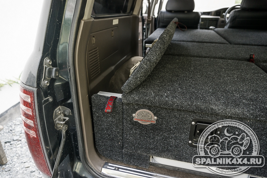 Авто спальник для Тойота Ленд Крузер 80 с интегрированным туристическим столом