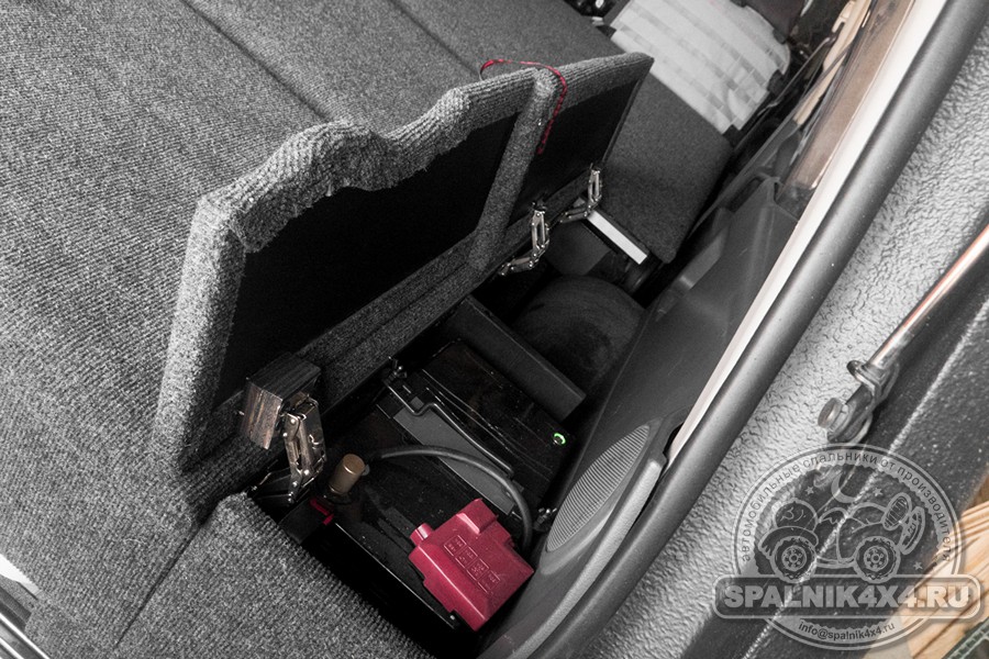 Автомобильный спальник для Тойота Ленд Крузер 80 с интегрированным столом и накладкой на заднюю откидную дверь