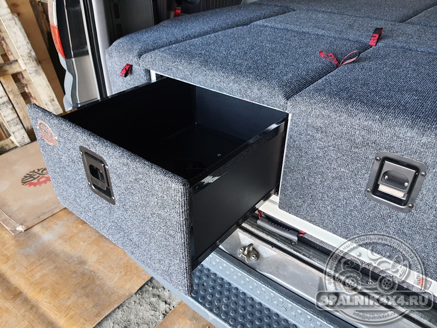 MMC Delica - автомобильный спальник с интегрированным раскладным столом