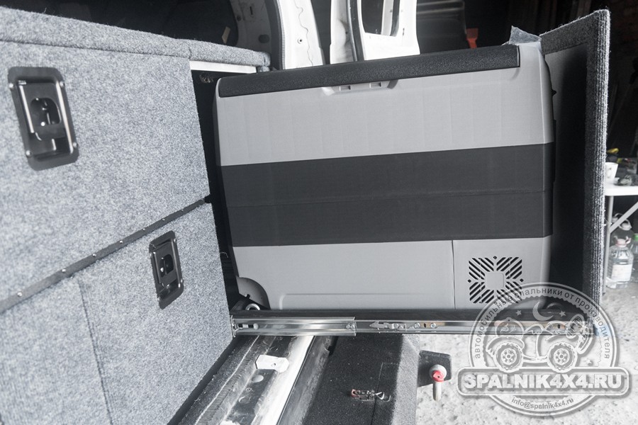 Ford E350 автомобильный спальник с интегрированным холодильником. Кемпер на базе автобуса